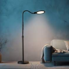 Atria LED-Stehleuchte von Hansa im modernen Wohnzimmer, dimmbares und farbtemperaturverstellbares Licht für gemütliche Atmosphäre