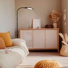 Atria LED-Leuchte von Hansa in stilvollem Wohnzimmer mit Naturfarben – flexible Lichtlösung für Lesen, Arbeiten oder Entspannen