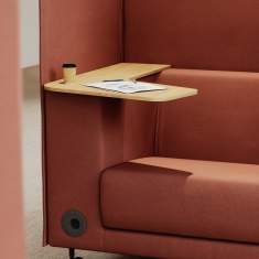 Detail des Vancouver Lite Sofas von Profim mit Holzablage, ideal zum Arbeiten mit Laptop oder für kurze Besprechungen