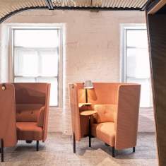 Orangebox Diggs – flexible Arbeitsplatzlösung mit Eichenplatte, Lampe und hoher Rückenlehne für Privatsphäre und Akustikkomfort