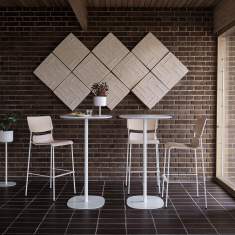 Hohe D2 Barhocker von Skandiform in hellem Beige an rundem Stehtisch in modernem, lichtdurchflutetem Raum