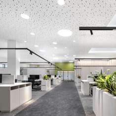 Offene Bürofläche mit runden Combo-Einbauleuchten von XAL in der Akustikdecke; homogener Lichtaustritt und elegante Integration in Gipskartondecke