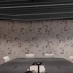 Modernes Besprechungszimmer mit Sivera 25 acoustic Baffles an der Decke für optimale Akustik und lineares Licht