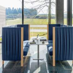 Modulare Lounge-Kabinen Girsberger Velum in blauem Stoff, die Arbeits- und Meetingzonen in einem lichtdurchfluteten Büro schaffen