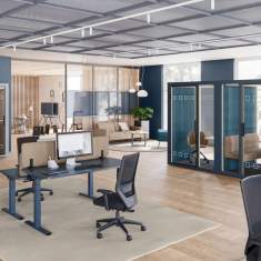 Modernes Großraumbüro mit Cantaris Steh-Sitz-Tischen von Assmann, integriert in eine offene Workspace-Landschaft.