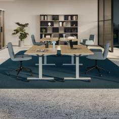 Flexible Teamarbeitszone mit mehreren Cantaris Steh-Sitz-Tischen in Holzoptik und ergonomischen Drehstühlen.