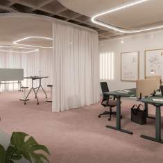 Kreativer Workspace mit Cantaris Steh-Sitz-Tischen und mobilen Arbeitselementen in einer hellen, modernen Umgebung.