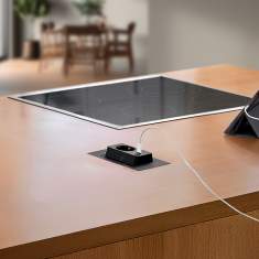 EVOline Spin Steckdose in Arbeitsplatte integriert, ideal für Büro und Küche