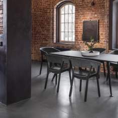 SITAGCOMTA Besprechungstisch im Einsatz – moderner Meetingtisch in industrieller Büroarchitektur mit viel Beinfreiheit und klarer Formensprache