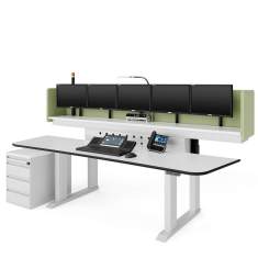 Modulares Leitstellen-Arbeitsplatzsystem LO Deskflex mit mehreren Monitoren und integrierter Technik