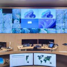 Hochtechnisierter Kontrollraum mit LO Deskflex Arbeitsplätzen und großformatiger Videowand