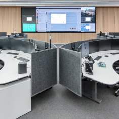 Rundes Deskflex Arbeitsplatzlayout für Kontroll- und Überwachungsräume mit akustischen Trennwänden