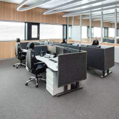 Modularer Mehrplatz-Arbeitsbereich mit LO Deskflex System für Callcenter und Leitstellen