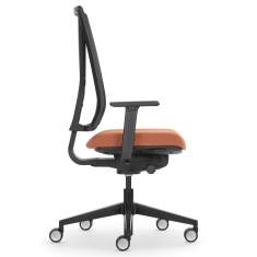 Giroflex Yanos 3D Bürostuhl Seitenansicht, ergonomische Sitzhaltung durch 3D-Synchronmechanik und flexible Rückenlehne