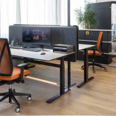 Giroflex Yanos 3D ergonomischer Bürodrehstuhl im modernen Büro, unterstützt dreidimensionale Bewegung beim Sitzen