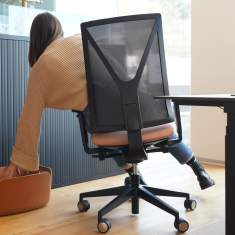 Giroflex Yanos 3D Bürostuhl im Einsatz, ergonomisches Sitzen dank 3D-Synchronmechanik und anpassungsfähiger Rückenlehne