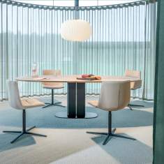 Girsberger Amieta Work Konferenztisch im repräsentativen Besprechungsraum mit Massivholz-Tischplatte