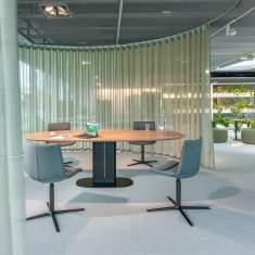 Girsberger Amieta Work Konferenztisch im modernen Büro, eleganter Tisch für Meetings und Zusammenarbeit