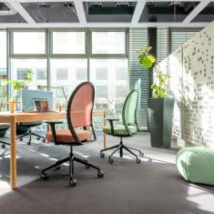 Girsberger Marva Net Drehstuhl mit EcoKnit Sitzbezug und Netzrückenlehne im modernen Büro, wohnlicher Arbeitsstuhl mit integrierter Synchronmechanik
