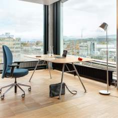 Girsberger Marva ergonomischer Drehstuhl blau im modernen Büro, wohnlicher Arbeitsstuhl mit integrierter Synchronmechanik