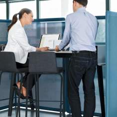 Steelcase B-Free Barhocker im Einsatz für Austausch und Zusammenarbeit im Büro