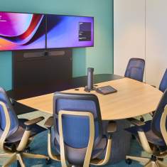 Besprechungsraum mit integrierter Medientechnik für hybride Meetings bei HI Technologies SA
