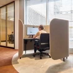 Ruhiger Einzelarbeitsplatz mit akustischer Abschirmung im neuen Büro von HI Technologies SA