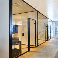 Transparente Bürozone mit Glastrennwänden und klarer Raumstruktur bei HI Technologies SA