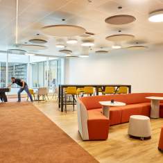 Offener Aufenthaltsbereich für informellen Austausch im Büro von HI Technologies SA