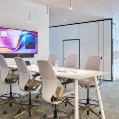 Flexibler Meeting- und Workshopbereich im modernen Arbeitsumfeld von HI Technologies SA