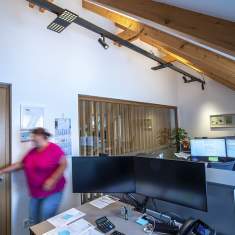 Arbeitsplätze unter Dachschräge mit energieeffizienter Bürobeleuchtung