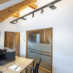 Büroarbeitsplätze mit klarer Zonierung und professioneller Lichtplanung