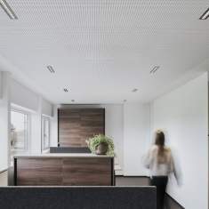 Moderne Bürozone bei Aigner Transporte mit strukturierter Decke und homogener Beleuchtung