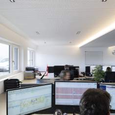 Großraumbüro von Aigner Transporte mit blendfreier Deckenbeleuchtung für konzentriertes Arbeiten