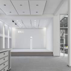 ERCO Showroom München mit zentraler Präsentationsfläche und architektonischer Lichtinszenierung im historischen Ledigenheim