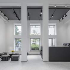 Beratungsbereich im ERCO Showroom München mit Tageslicht, reduzierter Architektur und präziser Lichtführung