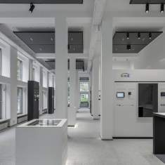 Ausstellungsbereich im ERCO Showroom München mit Lichttechnik, Steuerungslösungen und architektonischem Kontext