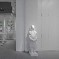 Detailansicht im ERCO Showroom München mit skulpturalem Element und gezielt eingesetzter Architekturbeleuchtung