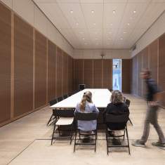 Gesamtansicht des Auditoriums im EDEL Music Headquarter Hamburg mit reduzierter Architektur und präziser Lichtführung
