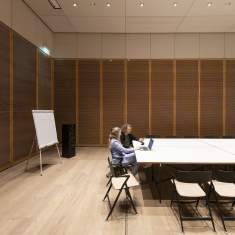 Minimalistisches Deckenbild im Auditorium des EDEL Music Headquarters durch energieeffiziente ERCO Beleuchtung