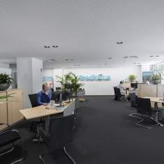Open-Space-Büro der Creditplus Bank AG in Berlin mit integrierter ERCO Beleuchtung und klarer Arbeitsplatzstruktur