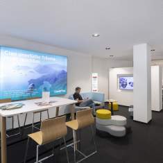 Lounge- und Empfangsbereich der Creditplus Bank AG Berlin mit zonierter Beleuchtung und hoher Aufenthaltsqualität