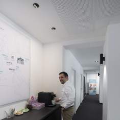 Flur- und Kommunikationsbereich der Creditplus Bank AG in Berlin mit architekturintegrierter ERCO Beleuchtung