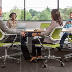 Steelcase QiVi Konferenzstuhl im Meetingraum für kollaboratives Arbeiten