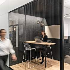 Arbeitsplatz mit Hochtisch und Barhockern in der neuen Arbeitswelt von Sennheiser in Zürich, gestaltet von Gehri AG
