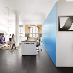 Eingangs- und Kommunikationsbereich der Arbeitswelt Sennheiser in Zürich mit moderner Innenarchitektur