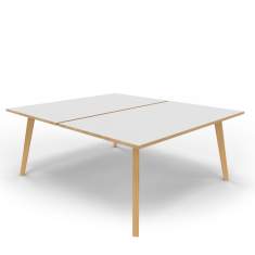 Teamtisch CONNECT.BENCH in Sitzhöhe mit heller Tischplatte und schräg gestellten Holzbeinen auf weißem Hintergrund