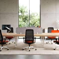 Offener Teamarbeitsplatz mit Bench-Tisch, ergonomischen Bürostühlen und akustischen Elementen