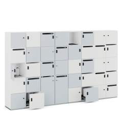 Abschließbares Lockersystem mit modularen Schließfächern in hellen Farbtönen, teilweise geöffnet