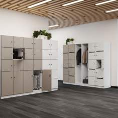 Lockerschränke als Raumteiler in einer modernen Open-Space-Arbeitsumgebung